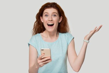 Mutlu kızıl saçlı genç bayan inanılmaz bir tanıtım teklifi aldı..