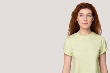 Konsantre olmuş milenyum kızıl saçlı kadın kenara çekiliyor..