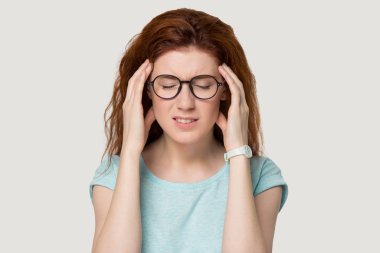 Mutsuz, yorgun kadın korkunç bir baş ağrısı çekiyor..