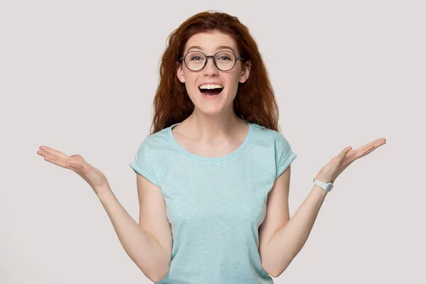 Uszczęśliwiona młoda rudowłosa kobieta czująca szczęście. — Zdjęcie stockowe