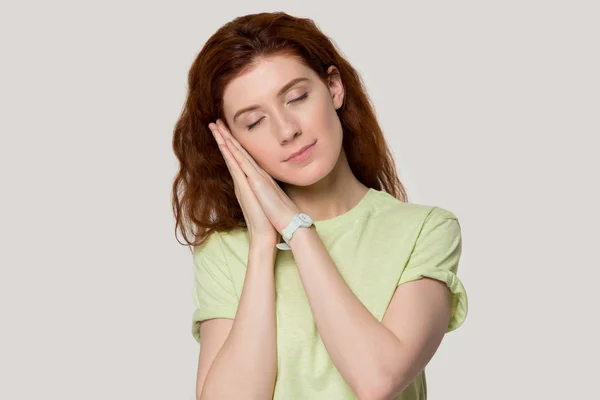 Calma mujer milenaria sensación de sueño retrato de tiro en la cabeza . —  Fotos de Stock