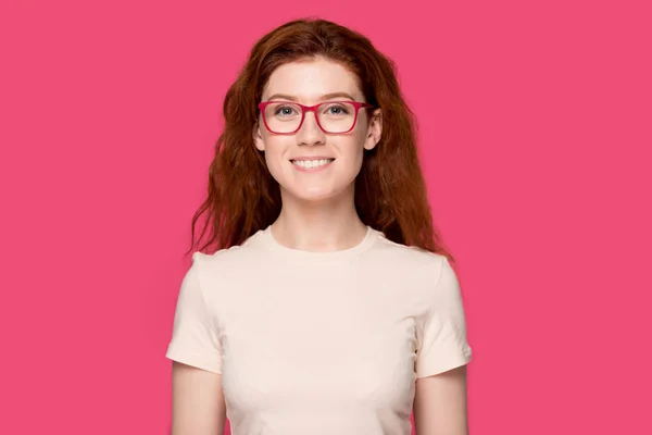 Lachende vrolijke jonge roodharige vrouw in brillen hoofd schot portret. — Stockfoto