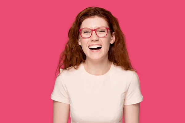 Overjoyed millennial ruiva mulher em óculos cabeça tiro estúdio retrato . — Fotografia de Stock