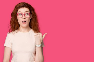 Gözlüklü genç, kızıl saçlı bir kadının, fotokopi makinesini göstermesine şaşırdım..