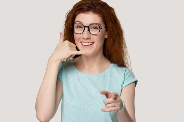 Millennial glückliche Frau macht Anruf Sie Geste. — Stockfoto