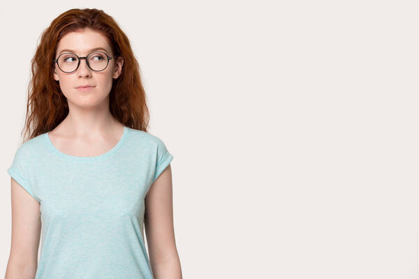 Пенсионерка на белом сером студийном фоне
.