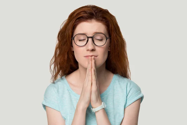 Retrato de tiro na cabeça millennial oração feminina em óculos . — Fotografia de Stock