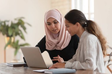 Takım lideri, milenyum kadın stajyer eğitmeni..