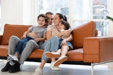 Mutlu anne ve baba kucaklaşıyorlar şefkatli anların tadını çıkarıyorlar.