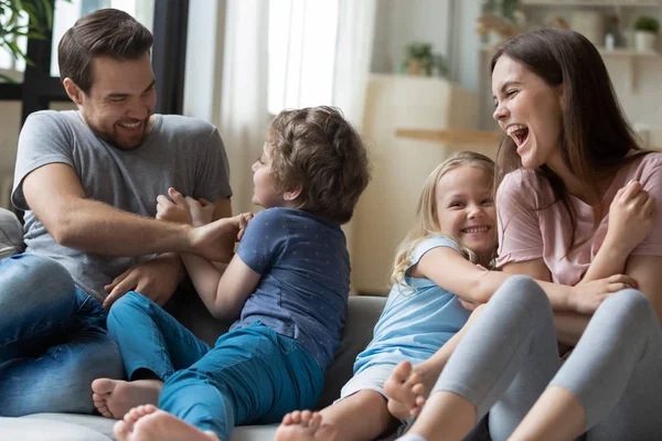 Bonne famille avoir du plaisir à jouer passer le week-end ensemble à la maison — Photo