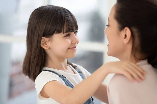 Feliz madre amorosa y linda hija mirarse el uno al otro . — Foto de Stock