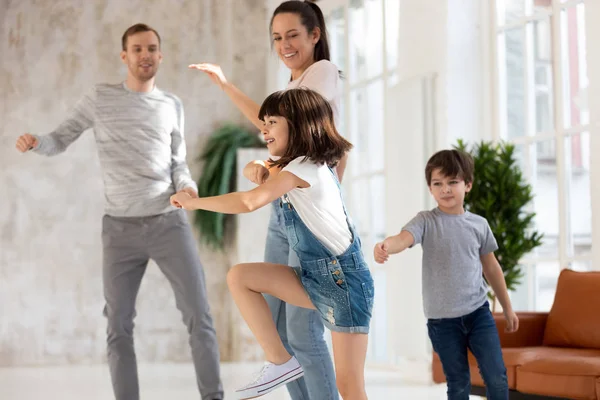 Щаслива любляча сім'я танцює улюблену пісню вдома . — стокове фото