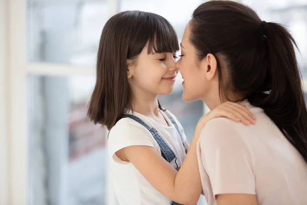 Mencintai ibu dan putri kecil yang lucu menyentuh hidung mengungkapkan cinta . — Stok Foto