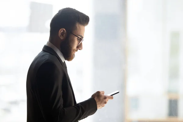 Ung arabisk affärsman med hjälp av smartphone kontroll post — Stockfoto