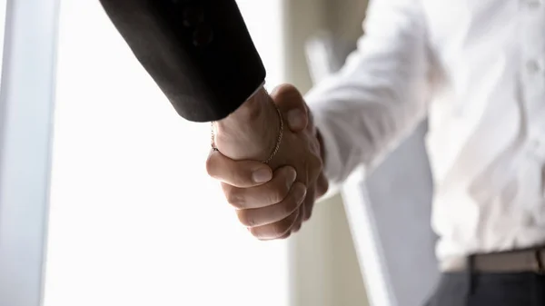 Des hommes d'affaires serrent la main pour conclure une affaire réussie lors d'un briefing — Photo