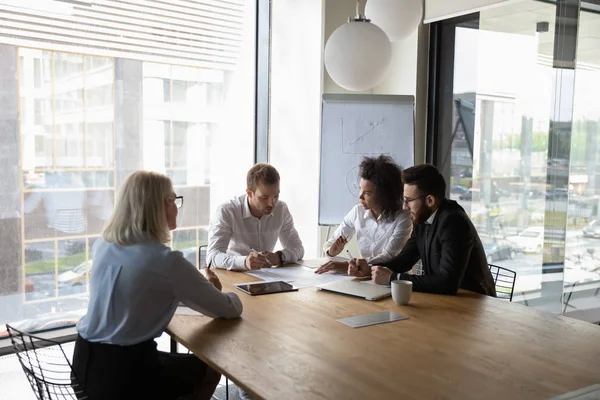 Tormenta de ideas de diversos empleados discutiendo el papeleo en la reunión en la oficina — Foto de Stock