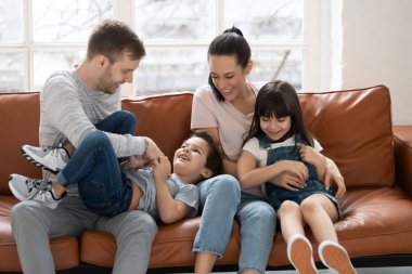 Mutlu aile çocukları gıdıklar ve iyi vakit geçirirler..