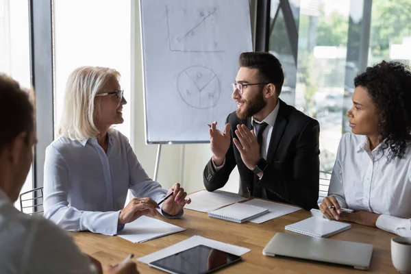 Multirassische Kollegen sprechen bei Geschäftstreffen über Ideen — Stockfoto