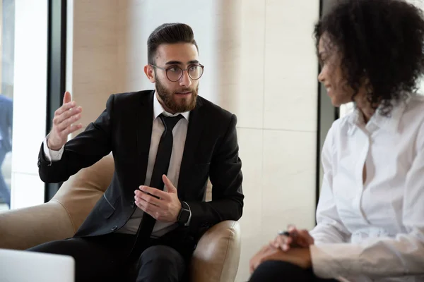 多人種間のビジネスパートナーはオフィスで協力するアイデアを議論する — ストック写真