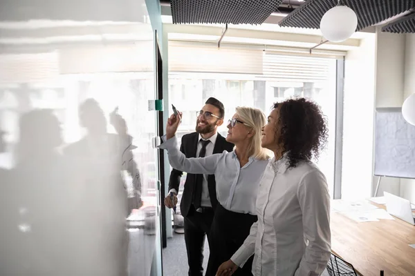 Motivated diverse employees brainstorm develop strategies on whiteboard — Stock Photo, Image