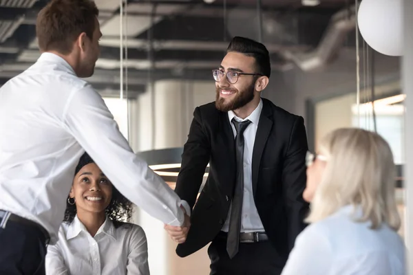 Multirracial empresários handshake fechar negócio na reunião — Fotografia de Stock