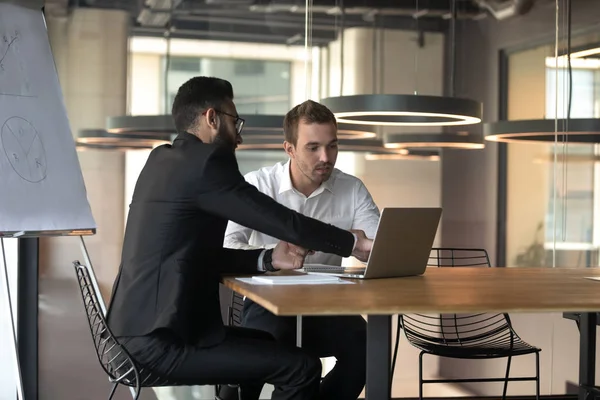 Diversos hombres de negocios coworking en la oficina briefing usando el ordenador portátil — Foto de Stock