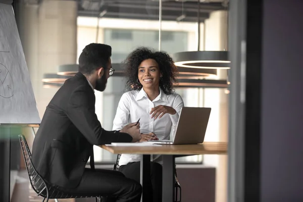 Empresarios multirraciales discuten ideas de negocios en reunión de oficina — Foto de Stock