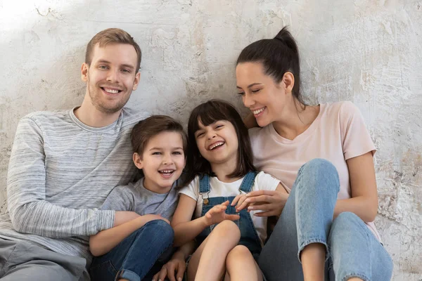 Close up portrait of happy family of parent and children. — Stock Photo, Image