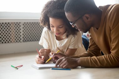 Siyahi baba ve kızının beraberce çizimlerine yakın çekim
