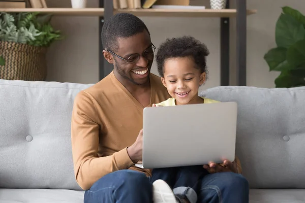 Gry Uśmiechnięty czarny tata i mały syn grać w komputer gry — Zdjęcie stockowe