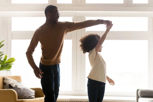 Milující černošky táta a dcera tančí spolu doma — Stock fotografie