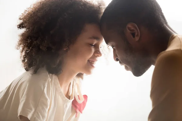 Närbild av svart pappa och dotter röra pannan — Stockfoto