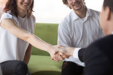 İş görüşmesinde gülümseyen İnsan Kaynakları Müdürü 'nün el sıkışması