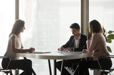 Toplantıda kendine güvenen işadamı ortaklık anlaşması imzaladı