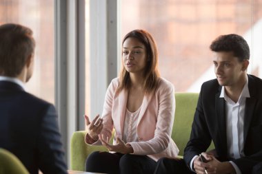 Afrikalı Amerikalı iş kadını iş ortağıyla anlaşma yapıyor