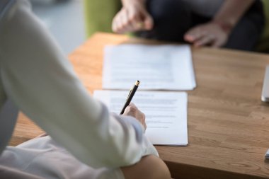 İş kadını kapatma sözleşmesi ya da ortaklık anlaşması imzalama