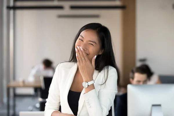 Kopfschuss Porträt einer glücklichen asiatischen Geschäftsfrau, die in die Kamera lacht — Stockfoto