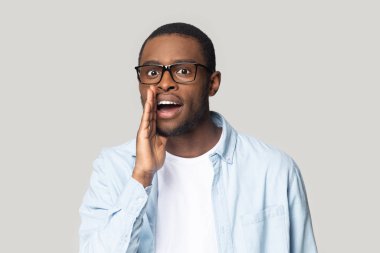 Genç, gizemli, Afrikalı Amerikalı bir adam sırlarını söylüyor, fısıldıyor..