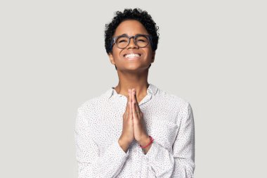 Neşeli, mutlu, Afro-Amerikan genç bayan iyi şans için teşekkür ediyor..