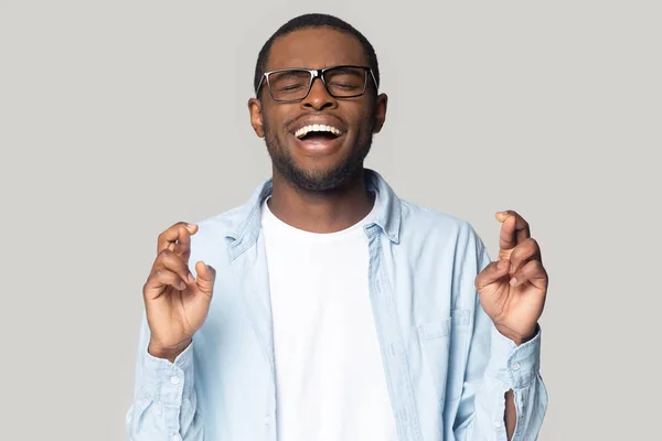 Supersticioso jovem afro-americano feliz desejando boa sorte . — Fotografia de Stock