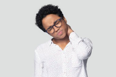 Güçlü boyun ağrısından muzdarip sağlıksız Afro-Amerikan kadın..