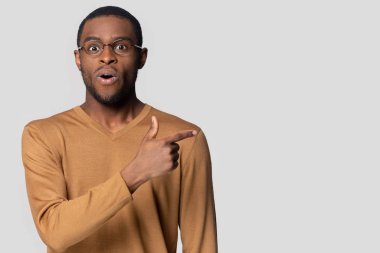 Boş fotokopi alanını işaret eden siyahi adam şaşırdı..