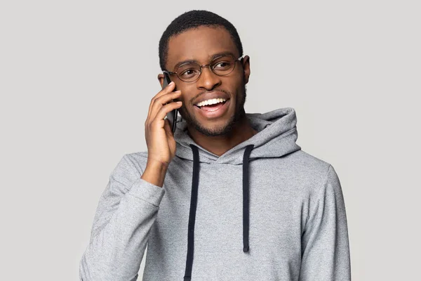 Emocionado joven negro chico en gafas charlando en el teléfono móvil . —  Fotos de Stock