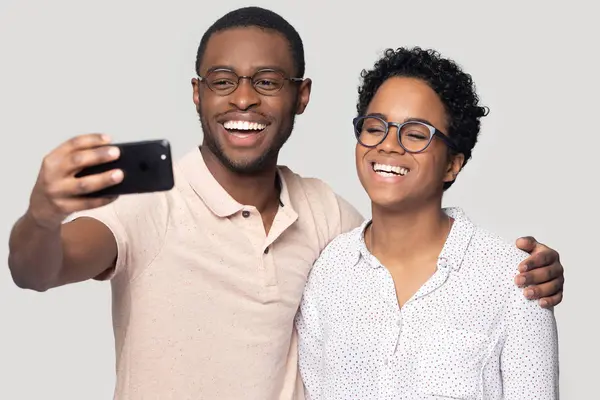 Happy african american guy embracing smiling woman, making selfie. — Stock Photo, Image