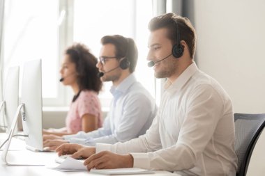 Erkek Çağrı Merkezi Ajanı sohbet danışmanı istemci