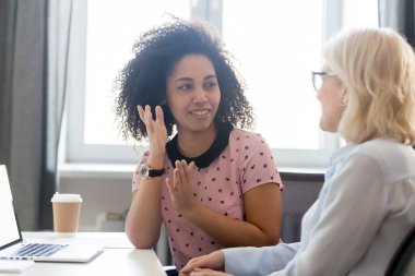 Çeşitli kadın meslektaşlar iş yerinde fikirleri tartışıyor
