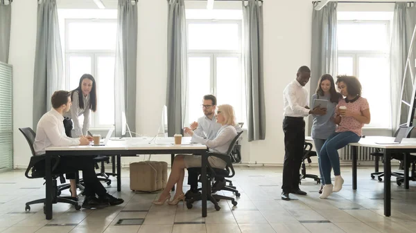 Diversos empleados ocupados rutina de oficina en el espacio de coworking — Foto de Stock