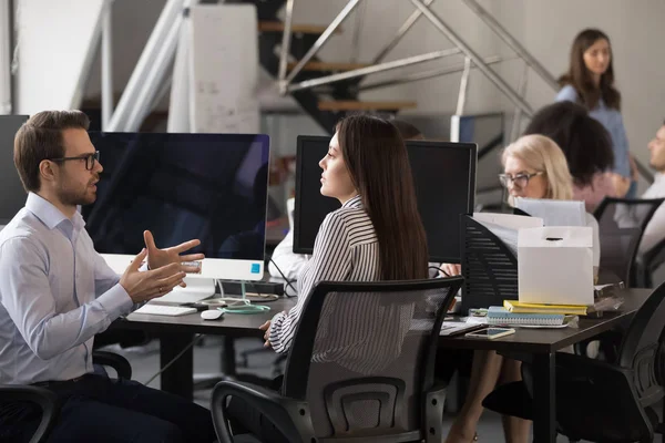 Diversos empleados hablan sobre la idea de cooperar en la oficina — Foto de Stock