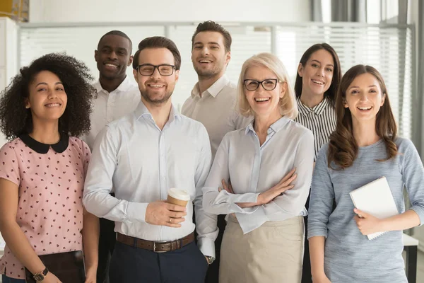 Sorrindo diversos funcionários posando para foto no escritório — Fotografia de Stock