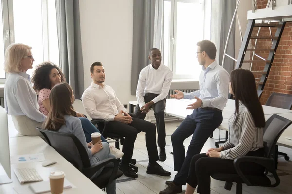 Multiethnische Kollegen sprechen bei informellem Büro-Treffen über Verhandlungen — Stockfoto